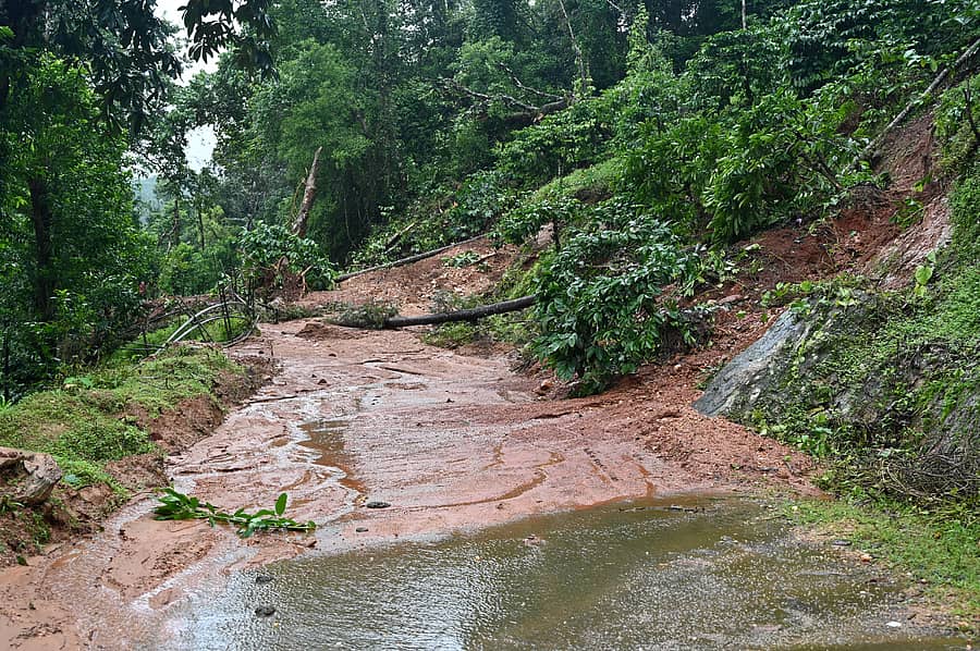 ಬಾಳೆಹೊನ್ನೂರು ಸಮೀಪದ ನಿಡಂಗಿ ಬಳಿ ರಸ್ತೆ ಮೇಲೆ ಮಣ್ಣು ಕುಸಿದಿರುವುದು –ಸಂಗ್ರಹ ಚಿತ್ರ