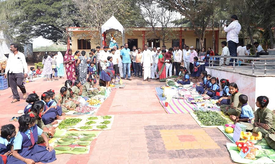 ಮಹಾಲಿಂಗಪುರ ಸಮೀಪದ ನಾಗರಾಳ ಗ್ರಾಮದ ಸರ್ಕಾರಿ ಹಿರಿಯ ಪ್ರಾಥಮಿಕ ಶಾಲೆ ಆವರಣದಲ್ಲಿ ಮಕ್ಕಳ ಸಂತೆ ನಡೆಯಿತು
