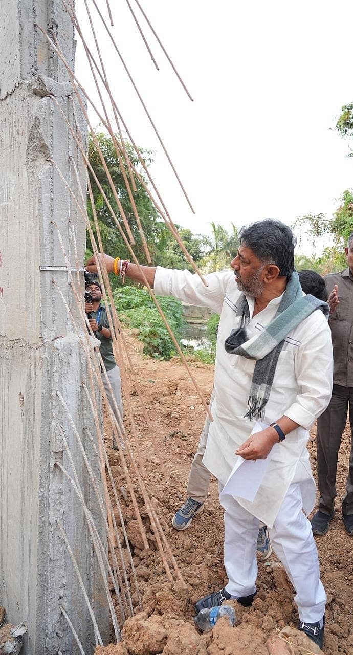 ಕೋರಮಂಗಲದಿಂದ ಸರ್ಜಾಪುರವರೆಗಿನ ರಾಜಕಾಲುವೆ ಬಫರ್ ರಸ್ತೆ ಕಾಮಗಾರಿಯನ್ನು ಡಿ.ಕೆ. ಶಿವಕುಮಾರ್ ಪರಿಶೀಲಿಸಿದರು