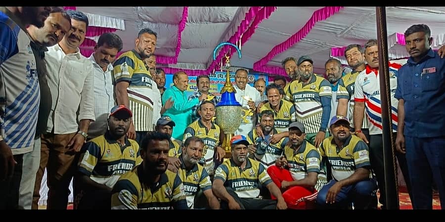 ಅರಸೀಕೆರೆಯಲ್ಲಿ ನಡೆದ ದಿವಂಗತ ಎಚ್.ಟಿ.ಮಾದೇವ್ ಅವರ ಸ್ಮರಣಾರ್ಥ ರಾಜ್ಯಮಟ್ಟದ ಟೆನ್ನಿಸ್ ಬಾಲ್ ಕ್ರಿಕೆಟ್ ಟೂರ್ನಿಯ ಪ್ರತಿಷ್ಠಿತ ಲೆಜೆಂಡ್ ಟ್ರೋಫಿಯನ್ನ ತನ್ನದಾಗಿಸಿಕೊಂಡ ಬೆಂಗಳೂರಿನ ಯುನೈಟೆಡ್ ತಂಡ