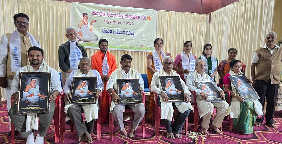 ಬೆಳಗಾವಿಯಲ್ಲಿ ಈಚೆಗೆ ಜರುಗಿದ ಮಾಸಿಕ ಶಿವಾನುಭವ ಗೋಷ್ಠಿಯಲ್ಲಿ ಬಸವ ಸಂಸ್ಕೃತಿ ಅಭಿಯಾನ ಯಶಸ್ಸಿಗೆ ಶ್ರಮಿಸಿದ ಕಾರ್ಯಕರ್ತರು, ದಾಸೋಹಿಗಳು ಹಾಗೂ ಸಾಧಕರನ್ನು ಸನ್ಮಾನಿಸಲಾಯಿತು. ಡಾ.ಭವ್ಯ ಅಶೋಕ ಸಂಪಗಾರ, ಶಿವಾನಂದ ಜಾಮದಾರ, ಶಿವಬಸವ ದೇವರು, ಬಸವರಾಜ ರೊಟ್ಟಿ ಇತರರು ಪಾಲ್ಗೊಂಡರು