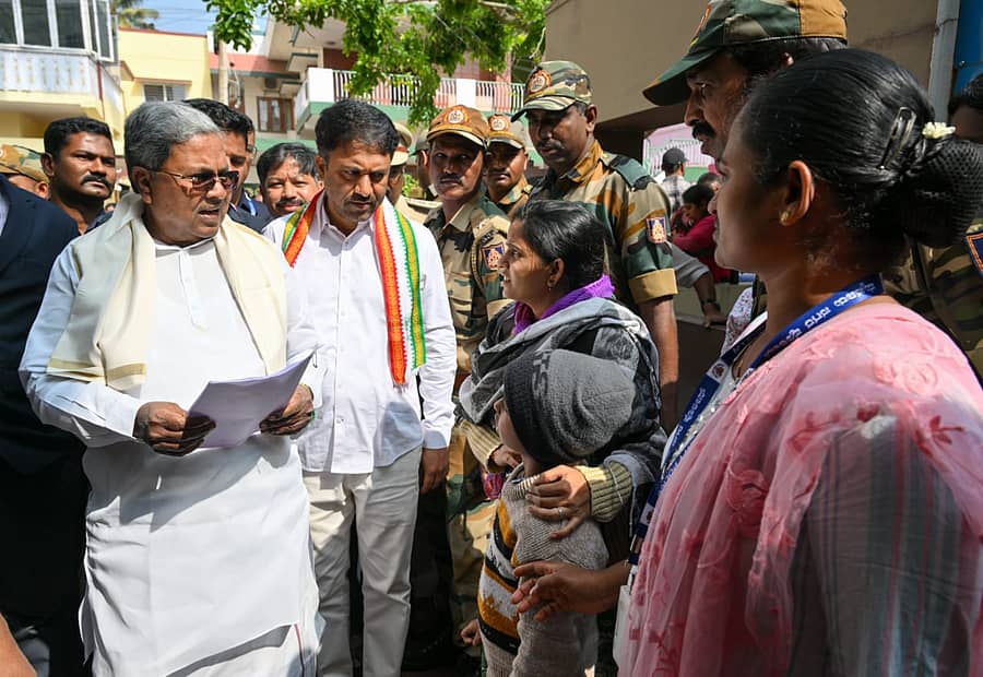 <div class="paragraphs"><p>ಮುಖ್ಯಮಂತ್ರಿ ಸಿದ್ದರಾಮಯ್ಯ ಅವರು ಮೈಸೂರಿನಲ್ಲಿ ಸೋಮವಾರ ತಮ್ಮ ನಿವಾಸದ ಬಳಿ ಸಾರ್ವಜನಿಕರ ಅಹವಾಲು ಸ್ವೀಕರಿಸಿದರು. ಕಾಂಗ್ರೆಸ್ ಗ್ರಾಮಾಂತರ ಜಿಲ್ಲಾ ಘಟಕದ ಅಧ್ಯಕ್ಷ ಬಿ.ಜೆ. ವಿಜಯ್ಕುಮಾರ್ ಜೊತೆಗಿದ್ದಾರೆ</p></div>