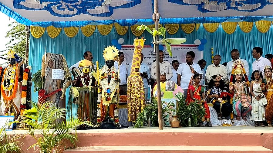 ಹೊಳೆನರಸೀಪುರ ಪ್ರಿಯದರ್ಶಿನಿ ವಿದ್ಯಾ ಸಂಸ್ಥೆ ಆವರಣದಲ್ಲಿ ಸೋಮವಾರ ಆಯೋಜಿಸಿದ್ದ ತಾಲ್ಲೂಕು ಮಟ್ಟದ ಪ್ರತಿಭಾ ಕಾರಂಜಿ ಹಾಗೂ ಕಲೋತ್ಸವ ಕಾರ್ಯಕ್ರಮದಲ್ಲಿ ವಿದ್ಯಾರ್ಥಿಗಳ ವೇಷಭೂಷಣ ಗಮನ ಸೆಳೆಯಿತು. ಸಂಸದ ಶ್ರೇಯಸ್ ಎಂ.ಪಟೇಲ್, ಸೋಮಲಿಂಗೇಗೌಡ, ಕಾಳೇಗೌಡ, ಗೋಪಿ, ಹೊನ್ನಕುಮಾರ್ ಭಾಗವಹಿಸಿದ್ದರು