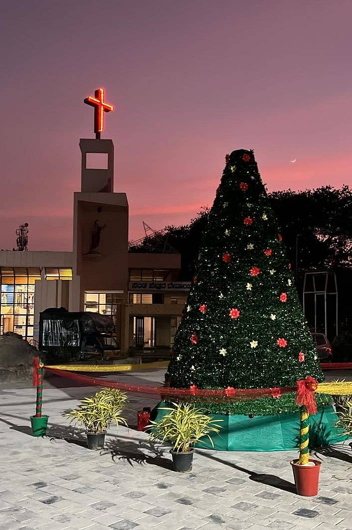 ದೊಡ್ಡಬಳ್ಳಾಪುರದ ಟಿ.ಬಿ.ವೃತ್ತದ ಸಮೀಪದ ಸಂತ ಪೇತ್ರರ ಚರ್ಚ್‌ನಲ್ಲಿ ಸೆಂಟ್‌ ಪೀಟರ್ಸ್ ಚರ್ಚ್‌ ಕ್ರಿಸ್‌ಮಸ್‌ ಆಚರಣೆಗೆ ಸಜ್ಜಾಗಿದೆ