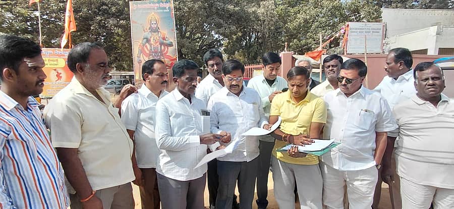 ವರ್ತೂರು ಹಿತರಕ್ಷಣಾ ವೇದಿಕೆ ಹಾಗೂ ಜಾಗೃತ ನಾಗರಿಕರು ವರ್ತೂರಿನಲ್ಲಿ ಸಹಿ ಸಂಗ್ರಹ ಅಭಿಯಾನ ನಡೆಸಿದರು