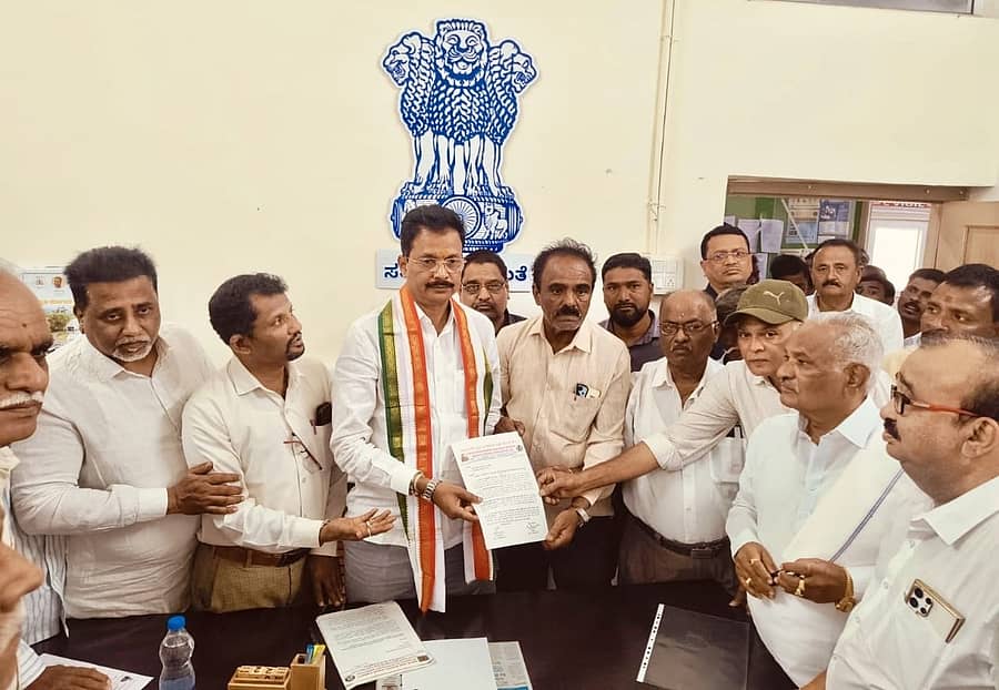 <div class="paragraphs"><p>ರೈಲ್ವೆಗೆ ಸಂಬಂಧಿಸಿದಂತೆ ವಿವಿಧ ಬೇಡಿಕೆಗಳನ್ನು ಈಡೇರಿಸಲು ಆಗ್ರಹಿಸಿ ಹೊಸಪೇಟೆಯಲ್ಲಿ ಸೋಮವಾರ ಸಂಸದ ಇ.ತುಕಾರಾಂ ಅವರಿಗೆ ಮನವಿ ಸಲ್ಲಿಸಲಾಯಿತು </p></div>