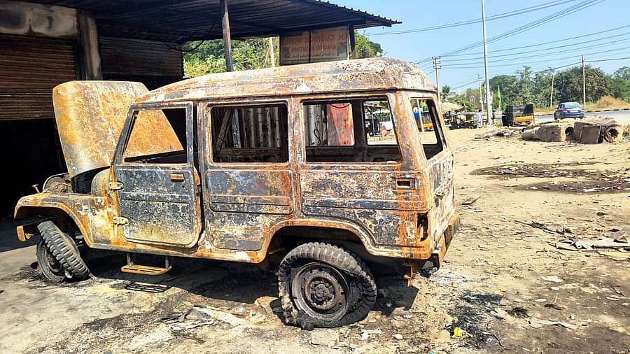 ಚನ್ನಪಟ್ಟಣದ ಬಡಾಮಕಾನ್ ಅಖಿಲ್ ಷಾ ಖಾದ್ರಿ ದರ್ಗಾದ ಬಳಿಯ ನ್ಯೂ ಮಕಾನ್‌ನಲ್ಲಿರುವ ಗ್ಯಾರೇಜ್‌ನಲ್ಲಿ ಮಧ್ಯರಾತ್ರಿ ಕಾಣಿಸಿಕೊಂಡ ಬೆಂಕಿಗೆ ಸುಟ್ಟು ಭಸ್ಮವಾಗಿರುವ ವಾಹನ