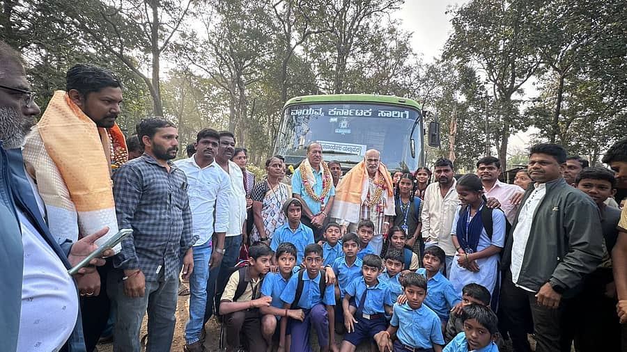 ಯಲ್ಲಾಪುರ - ದೇಶಪಾಂಡೆನಗರ ಬಸ್ಗೆ ಶಾಸಕ ಶಿವರಾಮ ಹೆಬ್ಬಾರ ಚಾಲನೆ ನೀಡಿದರು