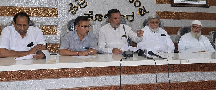 ಕೋಲಾರದಲ್ಲಿ ಸೋಮವಾರ ಪತ್ರಿಕಾಗೋಷ್ಠಿಯಲ್ಲಿ ಕಾಂಗ್ರೆಸ್‌ ಮುಖಂಡರು ಮಾತನಾಡಿದರು