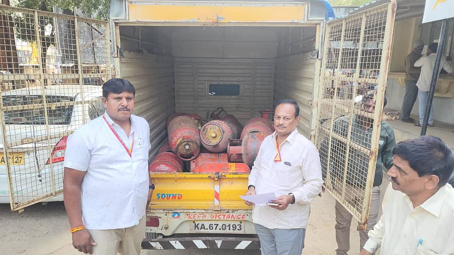 ಚಿಂತಾಮಣಿಯಲ್ಲಿ ಸೋಮವಾರ ಆಹಾರ ಇಲಾಖೆ ಅಧಿಕಾರಿಗಳು ಹೋಟೆಲ್ಗಳ ಮೇಲೆ ದಾಳಿ ನಡೆಸಿ ವಶಪಡಿಸಿಕೊಂಡ ಗೃಹಬಳಕೆ ಸಿಲೆಂಡರ್