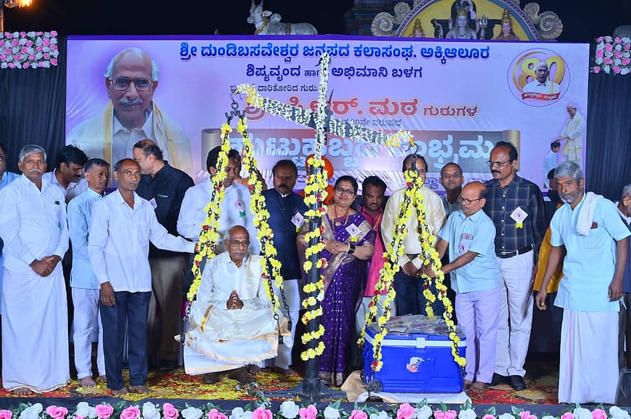 ಹಾವೇರಿ ಜಿಲ್ಲೆಯ ಹಾನಗಲ್ ತಾಲ್ಲೂಕಿನ ಅಕ್ಕಿಆಲೂರಿನಲ್ಲಿ ನಿವೃತ್ತ ಶಿಕ್ಷಕ ಪಿ.ಆರ್. ಮಠ ಅವರಿಗೆ ಹಳೇ ವಿದ್ಯಾರ್ಥಿಗಳು ರಕ್ತದ ತುಲಾಭಾರ ಮಾಡಿದರು