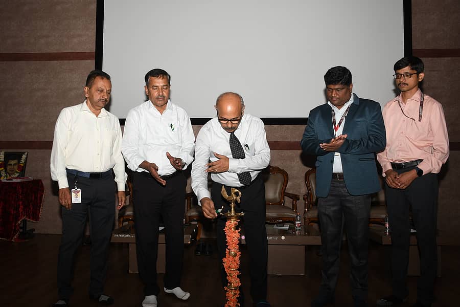 ದಾವಣಗೆರೆಯ ಜಿ.ಎಂ. ವಿಶ್ವವಿದ್ಯಾಲಯದಲ್ಲಿ ಸೋಮವಾರ ಏರ್ಪಡಿಸಿದ್ದ ‘ಮ್ಯಾಥ್ವಿಜ್ - 2025’ ಕ್ವಿಜ್‌ಗೆ ಕುಲಸಚಿವ ಸುನೀಲ್ ಕುಮಾರ್ ಬಿ.ಎಸ್ ಚಾಲನೆ ನೀಡಿದರು