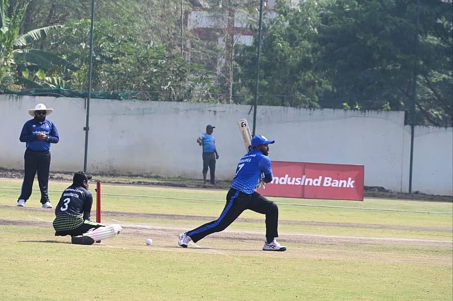 ಹುಬ್ಬಳ್ಳಿಯ ರೈಲ್ವೆ ಮೈದಾನದಲ್ಲಿ ಸೋಮವಾರ ಕರ್ನಾಟಕ ಮತ್ತು ಮಹಾರಾಷ್ಟ್ರ ತಂಡಗಳ ನಡುವೆ ಟಿ20 ಕ್ರಿಕೆಟ್ ಪಂದ್ಯ ನಡೆಯಿತು