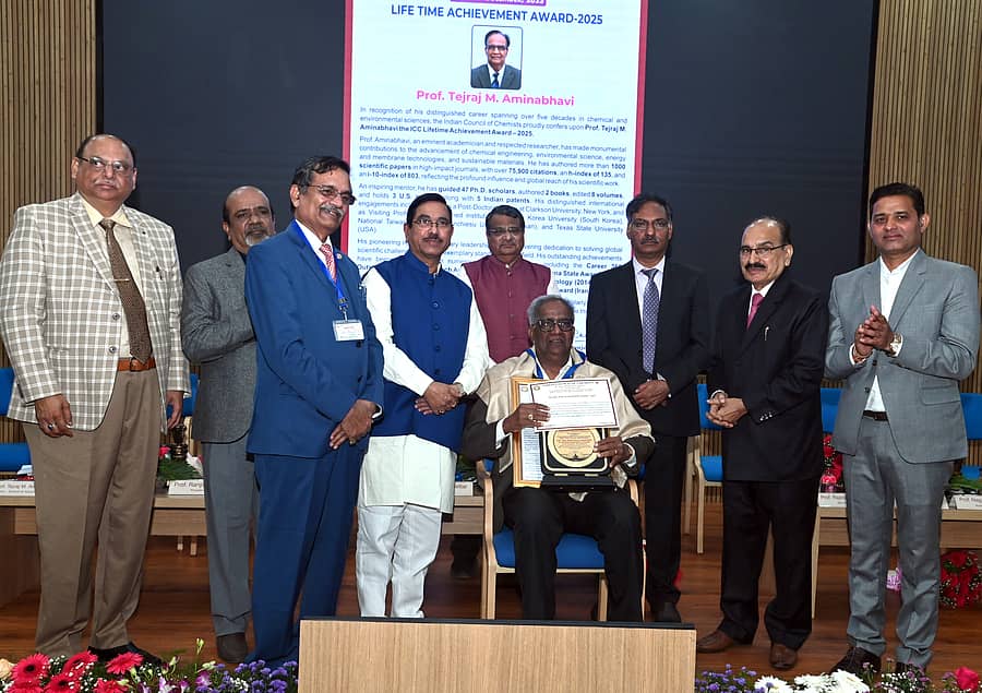 ಹುಬ್ಬಳ್ಳಿಯ ಬಿವಿಬಿ ಕ್ಯಾಂಪಸ್ನ ಕೆಎಲ್ಇ ಟೆಕ್ ಸಭಾಂಗಣದಲ್ಲಿ ಸೋಮವಾರ ನಡೆದ ಸಮ್ಮೇಳನದಲ್ಲಿ ರಸಾಯನ ವಿಜ್ಞಾನಿ ತೇಜರಾಜ್ ಎಂ. ಅಮ್ಮಿನಭಾವಿ ಅವರಿಗೆ ಐಸಿಸಿ ಜೀವಮಾನ ಸಾಧನೆ ಪ್ರಶಸ್ತಿ ಪ್ರದಾನ ಮಾಡಲಾಯಿತು
