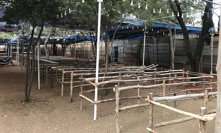 ಕೊಪ್ಪಳದ ಗವಿಸಿದ್ಧೇಶ್ವರ ಮಠದ ಮಹಾದಾಸೋಹದ ಮನೆಯಲ್ಲಿ ಊಟದ ಕೌಂಟರ್ಗಳನ್ನು ಸಿದ್ಧಗೊಳಿಸಿರುವುದು