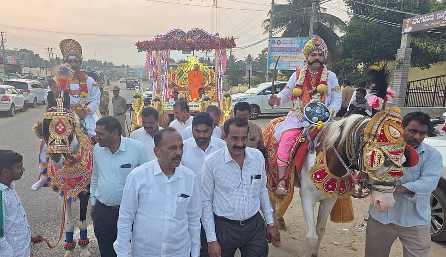 ಹಳೇಬೀಡಿನಲ್ಲಿ ಸೋಮವಾರ ಸಂಜೆ ನಡೆದ ಶಾಂತಲಾ ಉತ್ಸವದ ಮೆರವಣಿಗೆಯಲ್ಲಿ ಪುಷ್ಪಗಿರಿಯ ಸೋಮಶೇಖರ ಶಿವಾಚಾರ್ಯ ಸ್ವಾಮೀಜಿ ಅವರನ್ನು ಬೆಳ್ಳಿರಥದಲ್ಲಿ ಆರೋಹಣ ಮಾಡಲಾಗಿತ್ತು