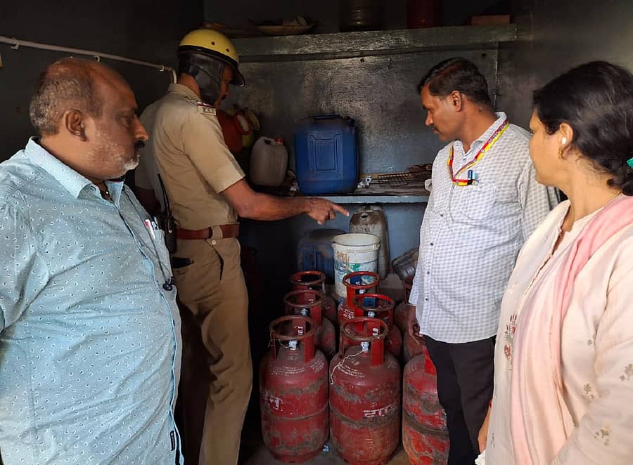 ಕೋಲಾರದಲ್ಲಿ ಎಲ್ಪಿಜಿ ಗ್ಯಾಸ್ ರೀಫಿಲ್ಲಿಂಗ್ ನಡೆಸುತ್ತಿದ್ದ ಸ್ಥಳಕ್ಕೆ ಪೊಲೀಸರು ಹಾಗೂ ಆಹಾರ ಇಲಾಖೆ ಸಿಬ್ಬಂದಿ ದಾಳಿ ನಡೆಸಿ ಸಿಲಿಂಡರ್ ವಶಕ್ಕೆ ಪಡೆದರು