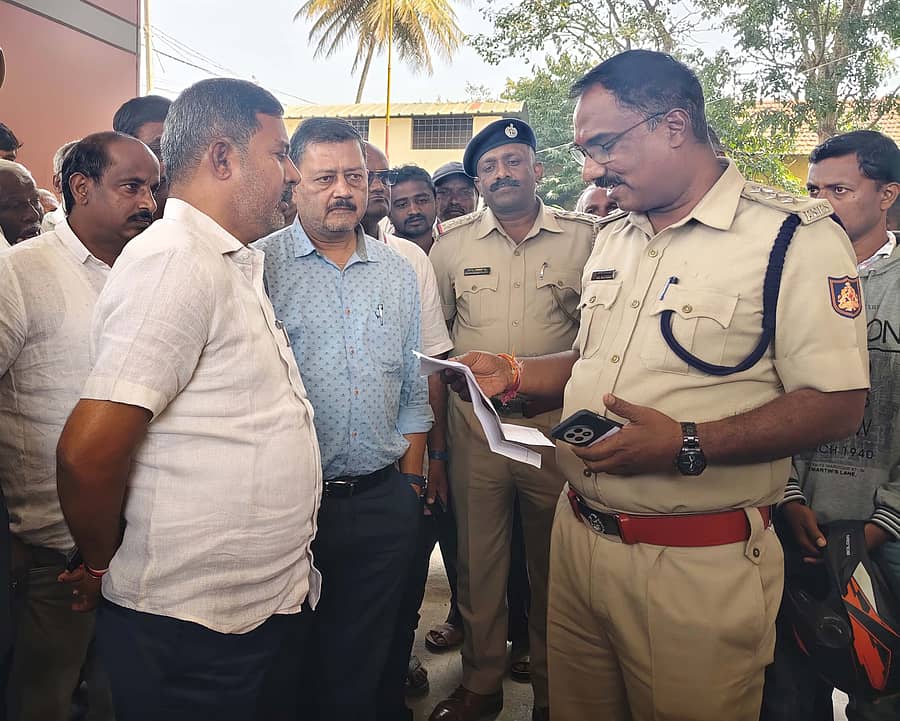 ಆಲೂರು ಮಿನಿ ವಿಧಾನಸೌಧಕ್ಕೆ ಭೇಟಿ ನೀಡಿದ ಶಾಸಕ ಸಿಮೆಂಟ್ ಮಂಜು, ತಹಶೀಲ್ದಾರ್ ಮಲ್ಲಿಕಾರ್ಜುನ, ಡಿವೈಎಸ್ಪಿ ಮಾಲತೇಶ್ ಅವರೊಂದಿಗೆ ಚರ್ಚಿಸಿದರು