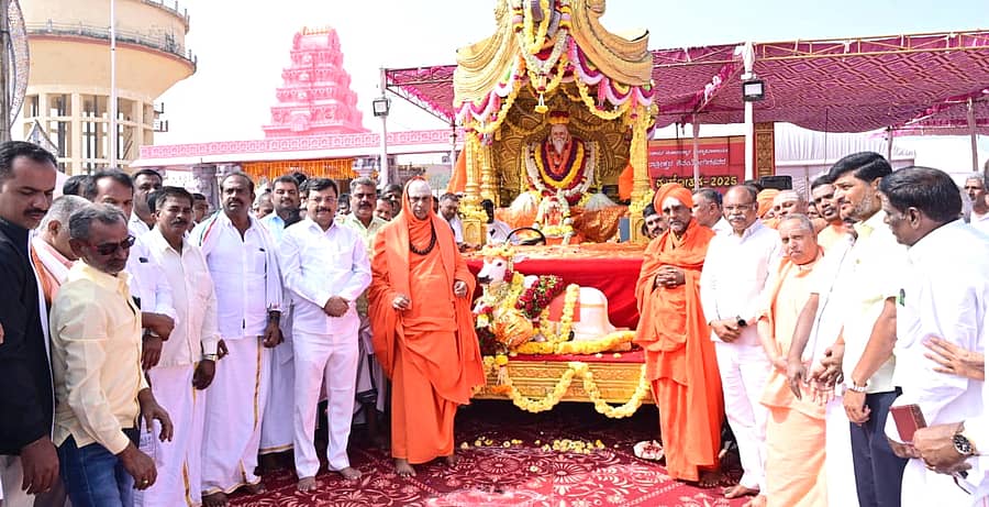 ಮಳವಳ್ಳಿ ಪಟ್ಟಣದಿಂದ ತೆರಳಿದ ಸುತ್ತೂರು ಶಿವರಾತ್ರೀಶ್ವರ ಶಿವಯೋಗಿಯವರ ಉತ್ಸವಮೂರ್ತಿಗೆ ಶಿವರಾತ್ರಿ ದೇಶಿಕೇಂದ್ರ ಸ್ವಾಮೀಜಿ ಸಾನ್ನಿಧ್ಯದಲ್ಲಿ ವಿವಿಧ ಮಠಗಳ ಸ್ವಾಮೀಜಿ ಹಾಗೂ ಮುಖಂಡರು ಪೂಜೆ ಸಲ್ಲಿಸಿದರು 