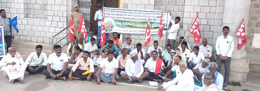 ಸಾಗುವಳಿ ಮಾಡುತ್ತಿರುವ ರೈತರ ಜಮೀನನನ್ನು ಕಬಳಿಸಿ ನಕಲಿ ಪೋಡಿ ಮಾಡಿಸಿಕೊಂಡಿದ್ದಾರೆ ಎಂದು ಆರೋಪಿಸಿ ಕರ್ನಾಟಕ ಪ್ರಾಂತ ರೈತ ಸಂಘದ ಕಾರ್ಯಕರ್ತರು ಜಿಲ್ಲಾಧಿಕಾರಿ ಕಚೇರಿ ಎದುರು ಸೋಮವಾರ ಪ್ರತಿಭಟನೆ ನಡೆಸಿದರು