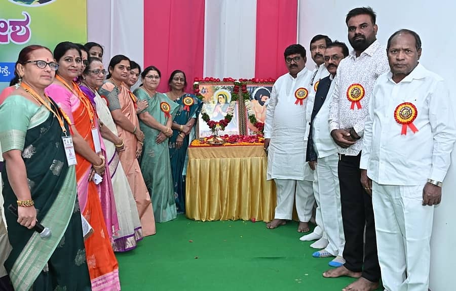 <div class="paragraphs"><p> ಬೀದರ್ನ ಹೇಮರೆಡ್ಡಿ ಮಲ್ಲಮ್ಮ ಕಲ್ಯಾಣ ಮಂಟಪದಲ್ಲಿ ಶಿವಶರಣೆ ಹೇಮರೆಡ್ಡಿ ಮಲ್ಲಮ್ಮ ಮಹಿಳಾ ಸ್ವಸಹಾಯ ಸಂಘದ ದಶಮಾನೋತ್ಸವ ಹಾಗೂ ಜಿಲ್ಲಾ ರೆಡ್ಡಿ ಮಹಿಳಾ ಜಾಗೃತಿ ಸಮಾವೇಶ ನಡೆಯಿತು.</p></div>