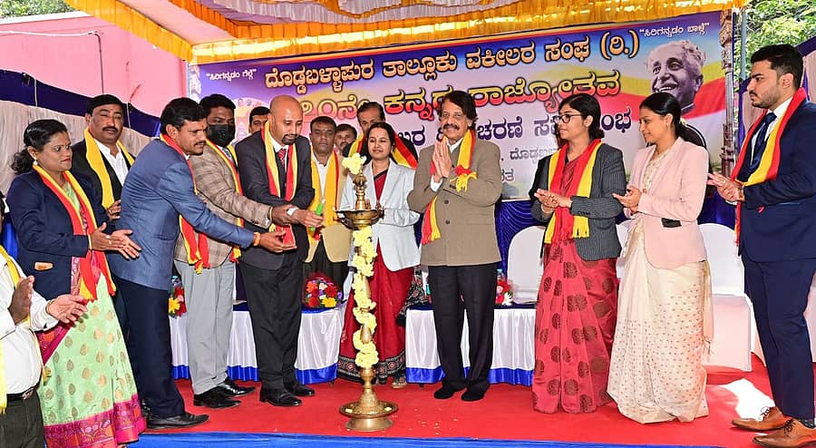 ದೊಡ್ಡಬಳ್ಳಾಪುರ ತಾಲ್ಲೂಕು ವಕೀಲರ ಸಂಘದಿಂದ ನ್ಯಾಯಾಲಯದ ಆವರಣದಲ್ಲಿ ನಡೆದ ಕರ್ನಾಟಕ ರಾಜ್ಯೋತ್ಸವ, ವಕೀಲರ ದಿನಾಚರಣೆ ಹಾಗೂ ಕನಕದಾಸ ಜಯಂತಿಯನ್ನು ನಟ ಹಾಗೂ ನಿರ್ದೇಶಕ ಟಿ.ಎನ್.ಸೀತಾರಾಂ ಉದ್ಘಾಟಿಸಿದರು