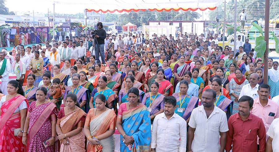 ಶಿಕಾರಿಪುರ ತಾಲ್ಲೂಕು ಚುರ್ಚಿಗುಂಡಿ ಗ್ರಾಮದಲ್ಲಿ ಸೋಮವಾರ ನಡೆದ ಕೃಷಿ ವಸ್ತುಪ್ರದರ್ಶನದಲ್ಲಿ ನೂರಾರು ಮಹಿಳೆಯರು ಪಾಲ್ಗೊಂಡಿದ್ದರು