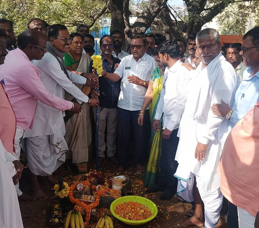 ಯಾದಗಿರಿಯಲ್ಲಿ ಭಾನುವಾರ ನಿಜಶರಣ ಅಂಬಿಗರ ಚೌಡಯ್ಯ ಅವರ ಮೂರ್ತಿ ಪ್ರತಿಷ್ಠಾಪನೆಯ ಅಂಗವಾಗಿ ಕಟ್ಟೆ ನಿರ್ಮಾಣದ ಭೂಮಿಪೂಜೆಯನ್ನು ಕೋಲಿ, ಕಬ್ಬಲಿಗ ಸಮಾಜದ ಮುಖಂಡರು ನೆರವೇರಿಸಿದರು