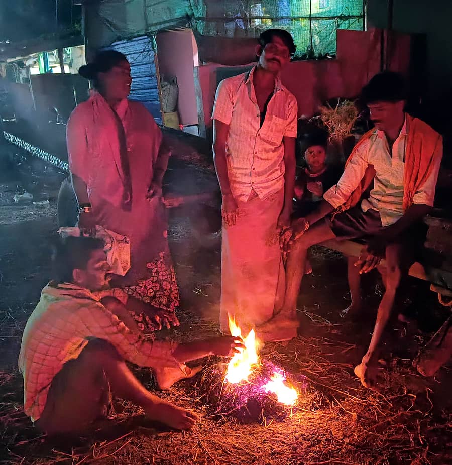 ಕುರುಗೋಡಿನ ರಸ್ತೆಯ ಪಕ್ಕದಲ್ಲಿ ಜನರು ಬೆಂಕಿ ಕಾಯಿಸಿಕೊಳ್ಳುತ್ತಿರುವುದು ಸೋಮವಾರ ಬೆಳಿಗ್ಗೆ ಕಂಡುಬಂತು