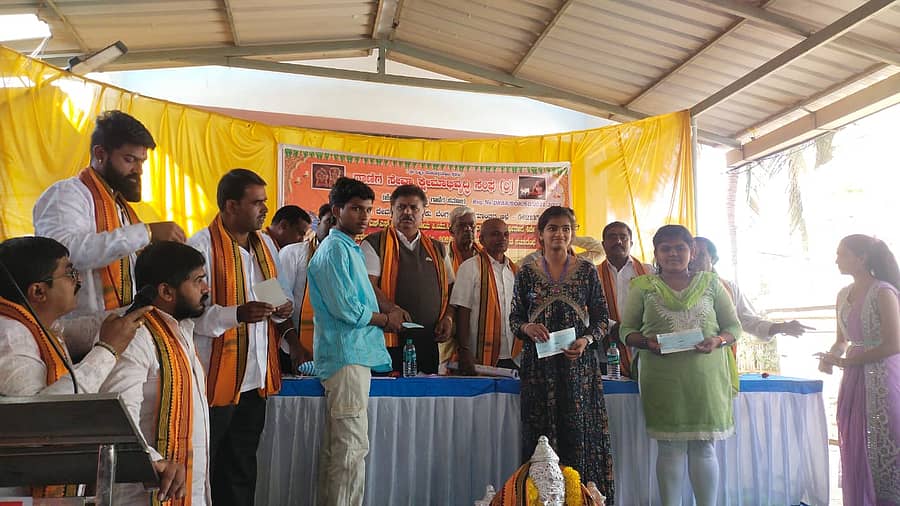 ವಿಜಯಪುರ ಪಟ್ಟಣದಲ್ಲಿ ಗಾಣಿಗ ಸಮುದಾಯದ ಪ್ರತಿಭಾನ್ವಿತ ವಿದ್ಯಾರ್ಥಿಗಳಿಗೆ ವಿದ್ಯಾರ್ಥಿ ವೇತನ ವಿತರಿಸಲಾಯಿತು