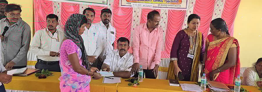 ಆನೇಕಲ್ ತಾಲ್ಲೂಕಿನ ಮಾಯಸಂದ್ರದಲ್ಲಿ ಅಂಗವಿಕಲರ ಗ್ರಾಮಸಭೆಯಲ್ಲಿ ಗ್ರಾಮ ಪಂಚಾಯಿತಿ ಅಧ್ಯಕ್ಷ ನಾರಾಯಣಪ್ಪ ಅವರು ಪ್ರೋತ್ಸಾಹಧನದ ಚೆಕ್ ವಿತರಿಸಿದರು