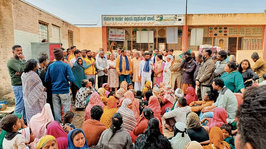 ವಿವಿಧ ಸಂಘಟನೆಗಳ ಸದಸ್ಯರು ಸಂತ್ರಸ್ತರೊಂದಿಗೆ ಪ್ರತಿಭಟನೆ ನಡೆಸಿದರು