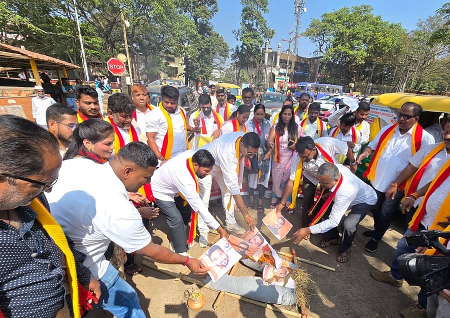 ಬೆಳಗಾವಿಯಲ್ಲಿ ಸೋಮವಾರ ಕರವೇ ವಿವಿಧ ಬಣಗಳ ಕಾರ್ಯಕರ್ತರು ಧೈರ್ಯಶೀಲ ಮಾನೆ ಅವರ ಭಾವಚಿತ್ರಗಳಿಗೆ ಬೆಂಕಿ ಹಚ್ಚಿದರು
ಪ್ರಜಾವಾಣಿ ಚಿತ್ರ