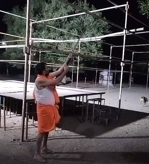 ಅಫಜಲಪುರ ತಾಲ್ಲೂಕಿನ ಉಡಚಾಣ ಗ್ರಾಮದ  ಶಂಕರಲಿಂಗೇಶ್ವರ ಸಂಸ್ಥಾನ ಹಿರೇಮಠದ ಪೀಠಾಧಿಪತಿ ಶಾಂತಲಿಂಗ ಶಿವಾಚಾರ್ಯರು ಭಾನುವಾರ ಸಾಯಂಕಾಲ ಗಾಳಿಯಲ್ಲಿ ಗುಂಡು ಹಾರಿಸಿದರು