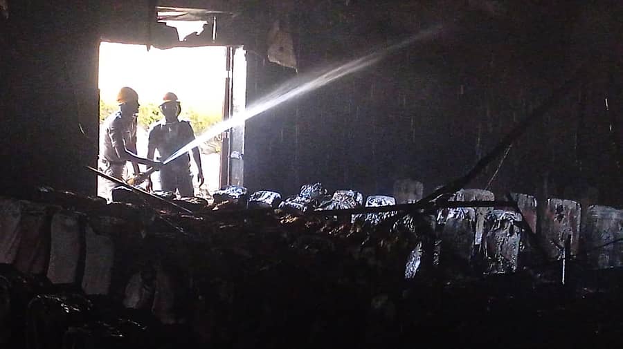 ಗದಗ ನಗರದ ಶಾಂತಿ ಚಿತ್ರಮಂದಿರಕ್ಕೆ ಬಿದ್ದಿದ್ದ ಬೆಂಕಿಯನ್ನು ಅಗ್ನಿಶಾಮಕದಳದ ಸಿಬ್ಬಂದಿ ನಂದಿಸಿದರು