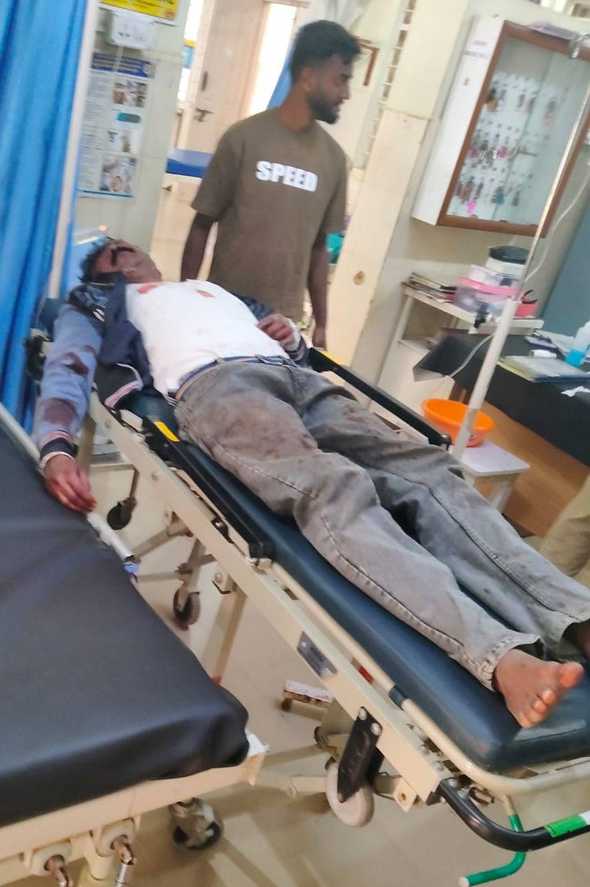 ಕಾಡಾನೆ ದಾಳಿಯಿಂದ ಗಾಯಗೊಂಡ ಕರ ವಸೂಲಿಗಾರ ರುದ್ರಸ್ವಾಮಿ ಕನಕಪುರ ಸಾರ್ವಜನಿಕ ಆಸ್ಪತ್ರೆಯಲ್ಲಿ ಚಿಕಿತ್ಸೆ ಪಡೆಯುತ್ತಿರುವುದು