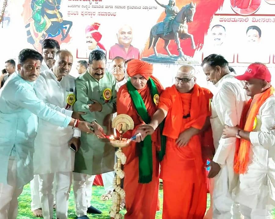 ದೇವರಹಿಪ್ಪರಗಿಯಲ್ಲಿ ಜರುಗಿದ ಕಿತ್ತೂರ ಚನ್ನಮ್ಮನ 201ನೇ ವಿಜಯೋತ್ಸವ ಹಾಗೂ 247ನೇ ಜಯಂತ್ಯುತ್ಸವ, ಹಿಂದೂಗಳ ಸಂಸ್ಕೃತಿ ಸಮಾವೇಶವನ್ನು ಶಾಸಕ ಬಸನಗೌಡ ಪಾಟೀಲ ಯತ್ನಾಳ ಉದ್ಘಾಟಿಸಿದರು. ದೇವರಹಿಪ್ಪರಗಿ ಹಾಗೂ ಸಿಂದಗಿ ಕ್ಷೇತ್ರಗಳ ಶಾಸಕರು ಹಾಗೂ ಸ್ವಾಮೀಜಿಗಳು ಹಾಜರಿದ್ದರು