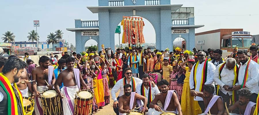 ಅನೇಕಲ್ ತಾಲ್ಲೂಕಿನ ಅತ್ತಿಬೆಲೆಯಲ್ಲಿ ಜಯ ಕರ್ನಾಟಕ ಸಂಘಟನೆಯ ವತಿಯಿಂದ ಗಡಿನಾಡು ಕಲಾ ಉತ್ಸವ ನಡೆಯಿತು