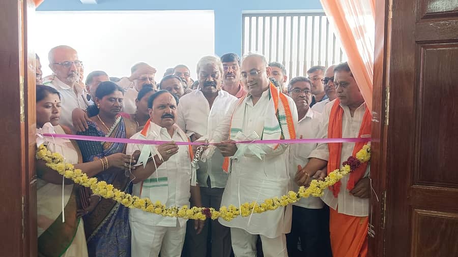 ಚಿಕ್ಕಜಾಜೂರು ಸಮೀಪದ ಗುಂಜಿಗನೂರು ಗೇಟ್ ಬಳಿ ನಿರ್ಮಿಸಿರುವ ಹೈಟೆಕ್ ಸಮುದಾಯ ಆರೋಗ್ಯ ಕೇಂದ್ರದ ನೂತನ ಕಟ್ಟಡವನ್ನು ಸಚಿವ ದಿನೇಶ್ ಗುಂಡೂರಾವ್ ಉದ್ಘಾಟಿಸಿದರು