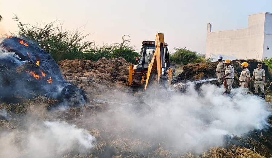 <div class="paragraphs"><p>ತೆಕ್ಕಲಕೋಟೆ ಸಮೀಪದ ಕರೂರು ಗ್ರಾಮದಲ್ಲಿ ಆಕಸ್ಮಿಕ ಬೆಂಕಿಗೆ ಆಹುತಿಯಾದ ಹುಲ್ಲಿನ ಬಣವೆಯ ಬೆಂಕಿ ನಂದಿಸುವ ಕಾರ್ಯಾಚರಣೆಯಲ್ಲಿ ತೊಡಗಿದ ಅಗ್ನಿಶಾಮಕ ದಳ</p></div>