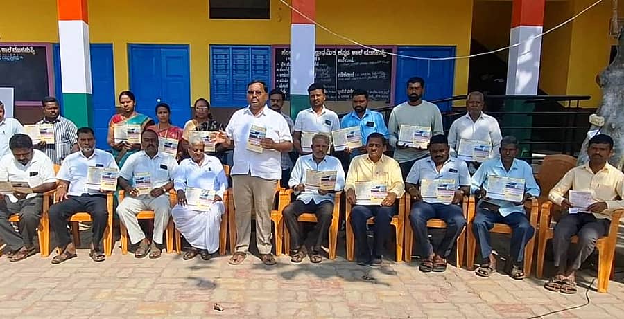 ಮೂಡಲಗಿ ತಾಲ್ಲೂಕಿನ ಮಸಗುಪ್ಪಿಯ ಸರ್ಕಾರಿ ಹಿರಿಯ ಪ್ರಾಥಮಿಕ ಶಾಲೆಯ ಶತಮಾನೋತ್ಸವ ಸಮಾರಂಭದ ಆಮಂತ್ರಣ ಪತ್ರಿಕೆ ಬಿಡುಗಡೆಗೊಳಿಸಿ ಗ್ರಾಮ ಪಂಚಾಯಿತಿ ಅಧ್ಯಕ್ಷ ಬಸವರಾಜ ಭುಜನ್ನವರ ಮಾತನಾಡಿದರು