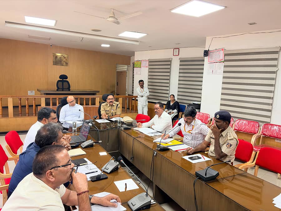 ಶಿವಮೊಗ್ಗದಲ್ಲಿ ಮಂಗಳವಾರ ಜಿಲ್ಲಾಧಿಕಾರಿ ಗುರುದತ್ತ ಹೆಗಡೆ ನೇತೃತ್ವದಲ್ಲಿ ನಡೆದ ಸಾರಿಗೆ ಪ್ರಾಧಿಕಾರದ ಅಧಿಕಾರಿಗಳೊಂದಿಗೆ ನಡೆದ ಸಭೆಯ ನೋಟ