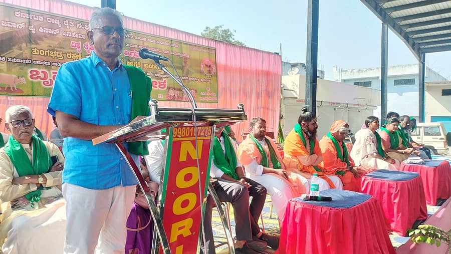 ಸಿಂಧನೂರಿನ ಎಪಿಎಂಸಿಯ ಟೆಂಡರ್ ಹಾಲ್ ಪ್ರಾಂಗಣದಲ್ಲಿ ಮಂಗಳವಾರ ಹಮ್ಮಿಕೊಂಡಿದ್ದ ವಿಶ್ವ ರೈತ ದಿನಾಚರಣೆ ಅಂಗವಾಗಿ ತುಂಗಭದ್ರಾ ರಕ್ಷಣೆ ನಮ್ಮೆಲ್ಲರ ಹೊಣೆ ಜಾಗೃತಿ ಕಾರ್ಯಕ್ರಮ ಮತ್ತು ಬೃಹತ್ ಸಮಾವೇಶದಲ್ಲಿ ರಾಜ್ಯ ಘಟಕದ ಅಧ್ಯಕ್ಷ ಕೋಡಿಹಳ್ಳಿ ಚಂದ್ರಶೇಖರ ಮಾತನಾಡಿದರು