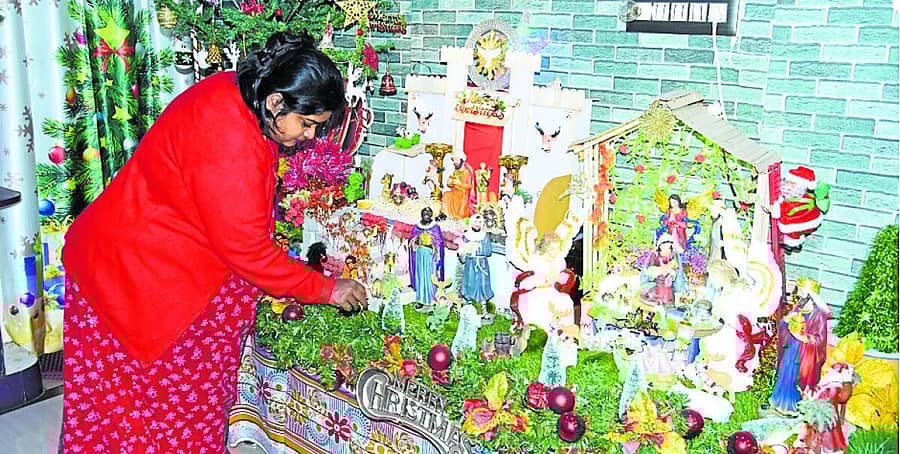 <div class="paragraphs"><p>ಚಿಕ್ಕಬಳ್ಳಾಪುರದ ವಾಪಸಂದ್ರ ಪವಿತ್ರ ಅವರ ಮನೆಯಲ್ಲಿ ಕ್ರಿಸ್‌ಮಸ್ ತಯಾರಿ</p></div>