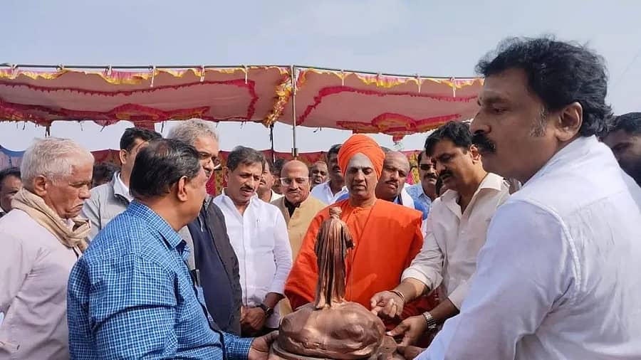 ಮಾಗಡಿ ತಾಲ್ಲೂಕಿನ ಕುದೂರು ಹೋಬಳಿಯ ವೀರಾಪುರದಲ್ಲಿ ಡಾ.ಶಿವಕುಮಾರ ಮಹಾಸ್ವಾಮೀಜಿಗಳ 111 ಅಡಿ ಎತ್ತರದ ಪ್ರತಿಮೆ ಮಾದರಿ ವೀಕ್ಷಿಸಿದ ಸಿದ್ದಗಂಗಾ ಮಠ ಅಧ್ಯಕ್ಷರಾದ ಸಿದ್ದಲಿಂಗ ಸ್ವಾಮೀಜಿ, ಶಾಸಕ ಎಚ್.ಸಿ. ಬಾಲಕೃಷ್ಣ, ಕೆ ಆರ್ ಐ ಡಿ ಎಲ್ ಮಾಜಿ ಅಧ್ಯಕ್ಷ ಎಂ.ರುದ್ರೇಶ್ ಜತೆಯಲ್ಲಿದ್ದರು.