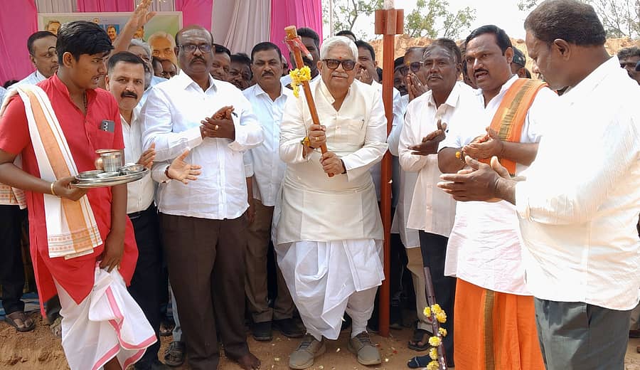 ಗಜೇಂದ್ರಗಡದ ಹೊರವಲಯದ ಸರ್ಕಾರಿ ಗುಡ್ಡದಲ್ಲಿ ಪ್ರಜಾಸೌಧ ನಿರ್ಮಾಣ ಕಾಮಗಾರಿಗೆ ಮಂಗಳವಾರ ಶಾಸಕ ಜಿ.ಎಸ್.ಪಾಟೀಲ ಭೂಮಿಪೂಜೆ ನೆರವೇರಿಸಿದರು