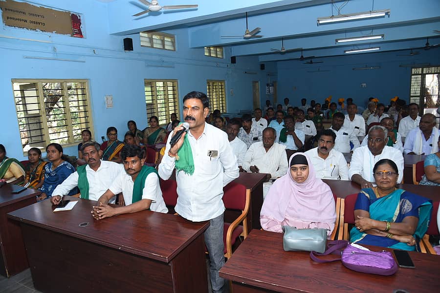 ಹಾವೇರಿ ತಾಲ್ಲೂಕು ಪಂಚಾಯಿತಿ ಸಭಾಭವನದಲ್ಲಿ ಮಂಗಳವಾರ ಹಮ್ಮಿಕೊಂಡಿದ್ದ ‘ರೈತ ದಿನಾಚರಣೆ’ ಕಾರ್ಯಕ್ರಮದಲ್ಲಿ ರೈತ ಸಂಘ ಹಾಗೂ ಹಸಿರು ಸೇನೆಯ (ಕೋಡಿಹಳ್ಳಿ ಚಂದ್ರಶೇಖರ ಬಣ) ಜಿಲ್ಲಾ ಘಟಕದ ಅಧ್ಯಕ್ಷ ಹನುಮಂತಪ್ಪ ಹುಚ್ಚಣ್ಣನವರ ಮಾತನಾಡಿದರು