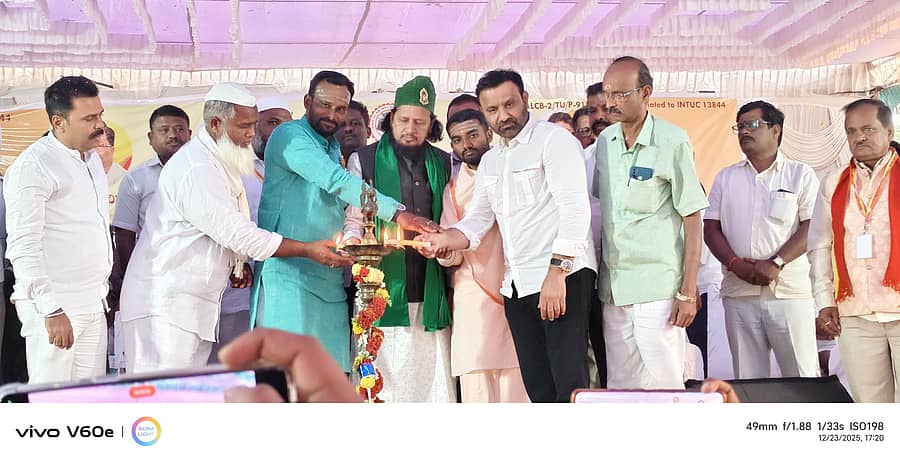 ಹುನಗುಂದದ ಟಿಸಿಎಚ್ ಕಾಲೇಜು ಆವರಣದಲ್ಲಿ ನಡೆದ ಸರ್ ಎಂ.ವಿಶ್ವೇಶ್ವರಯ್ಯ ಸಂಘಟಿತ ಮತ್ತು ಅಸಂಘಟತ ಕಾರ್ಮಿಕರ ನೂತನ ಕಾರ್ಮಿಕರ ಯೂನಿಯನ್ ಉದ್ಘಾಟನಾ ಸಮಾರಂಭವನ್ನು ಕಾರ್ಮಿಕ ಸಚಿವ ಸಂತೋಷ ಲಾಡ್ ಉದ್ಘಾಟಿಸಿದರು