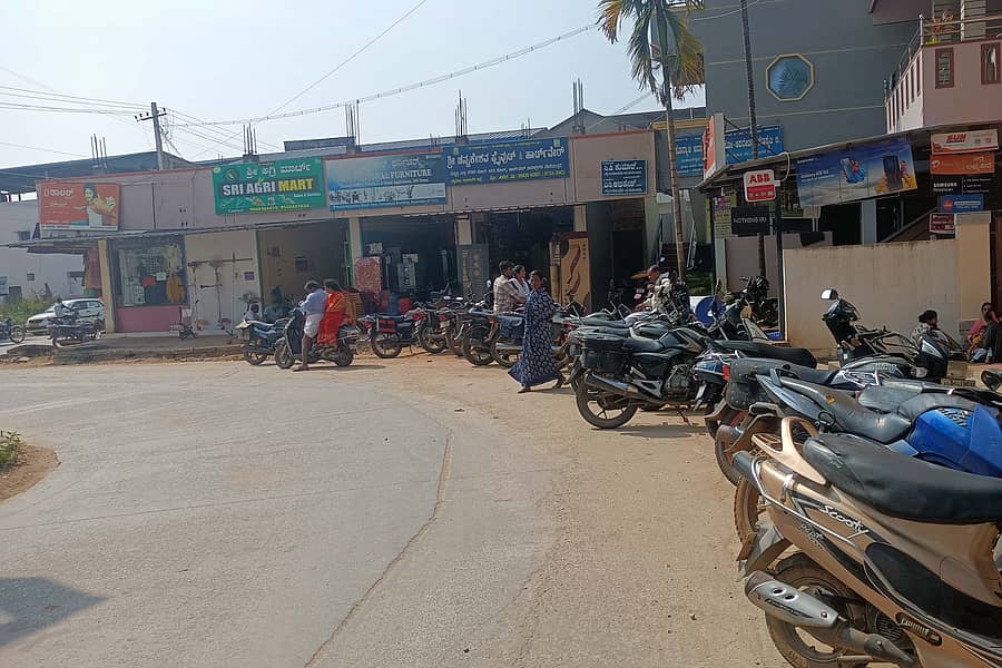 ನ್ಯಾಮತಿಯ ಮಹಾಂತೇಶ್ವರ ರಸ್ತೆಯ ತಿರುವಿನಲ್ಲಿ ದ್ವಿಚಕ್ರ ಸೇರಿ ಇತರೆ ವಾಹನಗಳನ್ನು ನಿಲುಗಡೆ ಮಾಡಿರುವುದು 