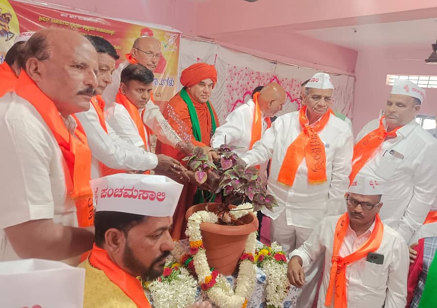 ಕೊಪ್ಪಳದಲ್ಲಿ ಮಂಗಳವಾರ ನಡೆದ ಕಾರ್ಯಕ್ರಮದಲ್ಲಿ ಕೂಡಲಸಂಗಮದ ಬಸವಜಯ ಮೃತ್ಯುಂಜಯ ಸ್ವಾಮೀಜಿ ಅವರನ್ನು ಸಮಾಜದ ಮುಖಂಡರು ಸನ್ಮಾನಿಸಿದರು